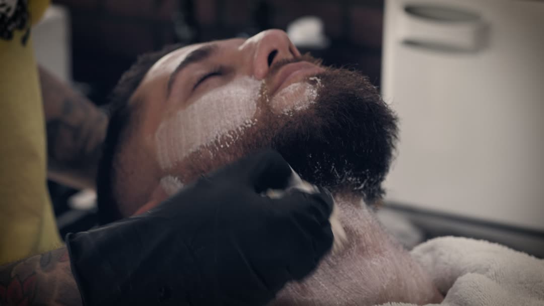 Barba com espuma sendo feita na navalha